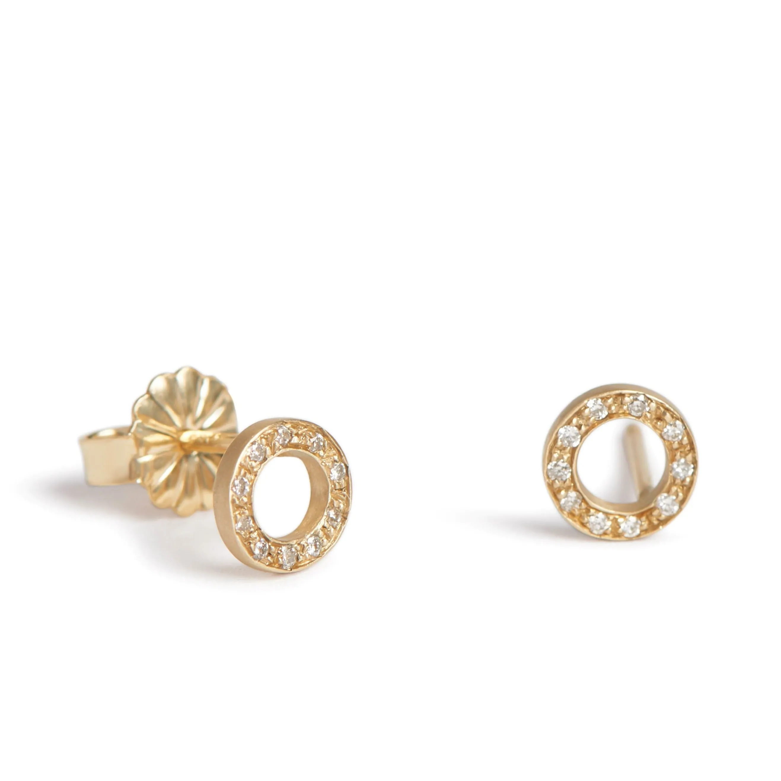 <!--ER655dia--> pavé circle edgy studs