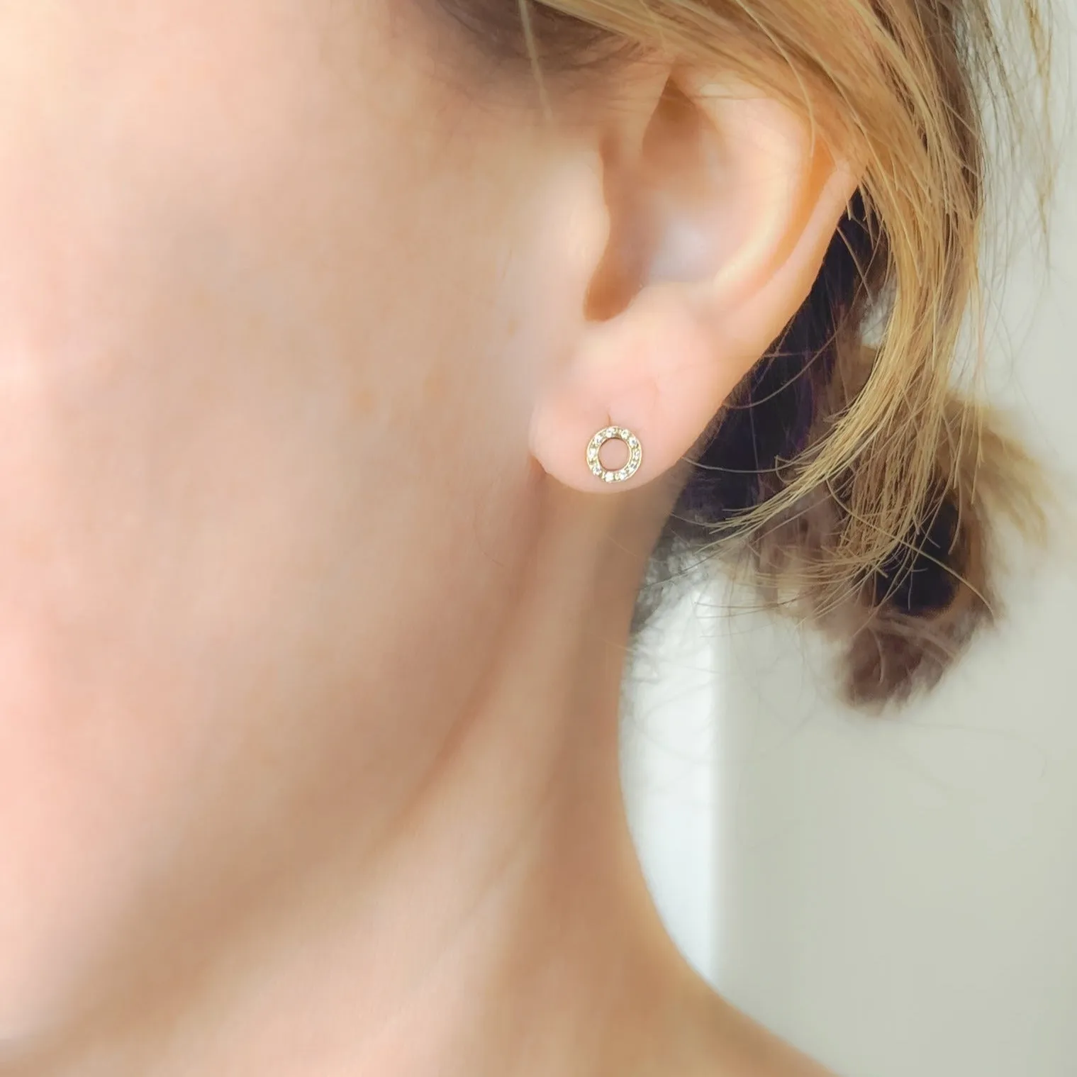 <!--ER655dia--> pavé circle edgy studs